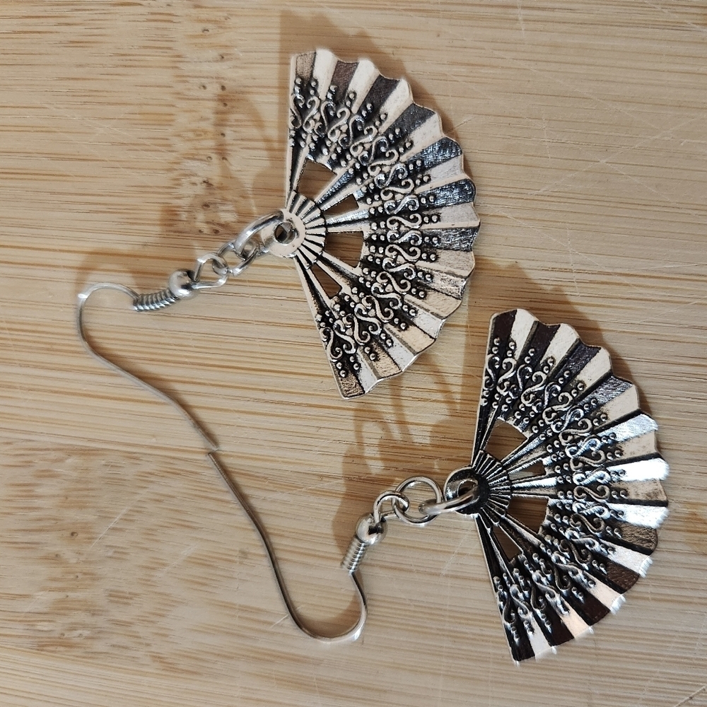 Hand Crafted Elegant Silver Fan Pierced Earrings - Picture 4 of 5
